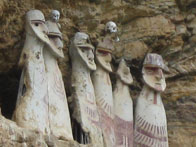 De sarcofagen in Karajia